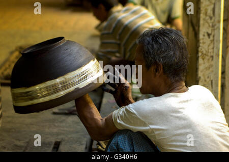 Artisan de la laque à Bagan (Pagan), le Myanmar (Birmanie), l'Asie Banque D'Images