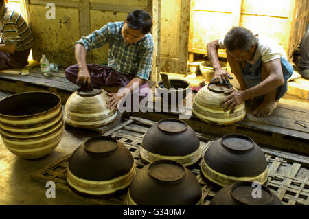 Artisan de la laque à Bagan (Pagan), le Myanmar (Birmanie), l'Asie Banque D'Images