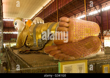 65m de long statue Bouddha couché de Chauk Htat Gyi à pagode, Yangon, Myanmar. Banque D'Images