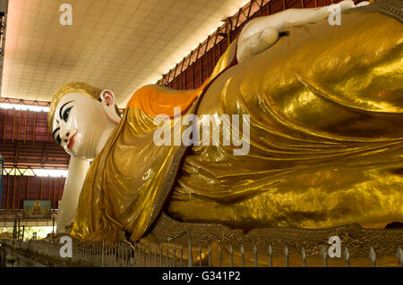 65m de long statue Bouddha couché de Chauk Htat Gyi à pagode, Yangon, Myanmar. Banque D'Images