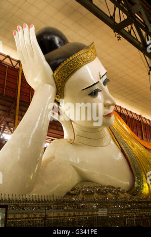 65m de long statue Bouddha couché de Chauk Htat Gyi à pagode, Yangon, Myanmar. Banque D'Images