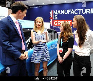 EDITORIAL N'UTILISEZ QUE DE L'intervenant Compte à rebours Rachel Riley parle compétences avec les apprentis de l'automobile à l'inaugural du salon Automechanika UK aujourd'hui au NEC de Birmingham. Banque D'Images