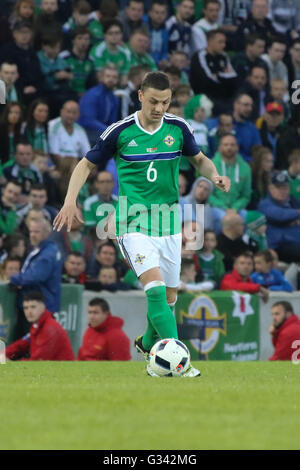 27 mai 2016 - Vauxhall Défi International (Friendly). L'Irlande du Nord 3 Belarus 0. L'Irlande du Nord Chris Baird (6) durant le jeu. Banque D'Images