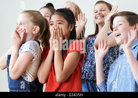 Groupe d'enfants bénéficiant d'ensemble de la classe d'Art Dramatique Banque D'Images