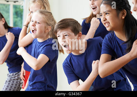 Groupe d'enfants bénéficiant d'ensemble de la classe d'Art Dramatique Banque D'Images