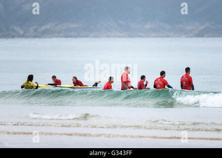 Une école de surf à l'enseignement dans Fistral Newquay, Cornwall. Banque D'Images