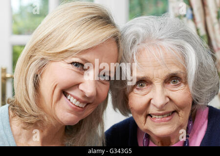 Portrait of Senior Mother and Daughter Banque D'Images