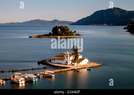 Monastère de Vlachernes et l'île de la souris, Kanoni, Corfou, Grèce Banque D'Images