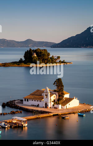 Monastère de Vlachernes et l'île de la souris, Kanoni, Corfou, Grèce Banque D'Images