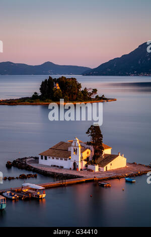 Monastère de Vlachernes et l'île de la souris, Kanoni, Corfou, Grèce Banque D'Images