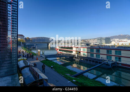 Vue du Lentos Art Museum sur le Danube , navire , croisière , Nibelungenbrücke Urfahr et Pöstlingberg, Autriche, Linz Banque D'Images