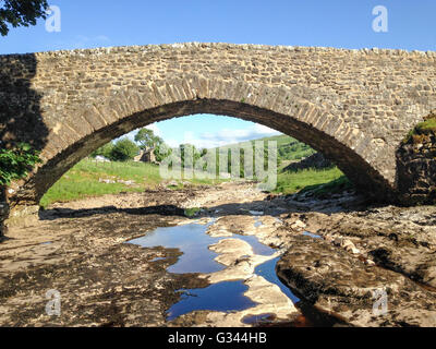 Cours d'eau sous le pont. Dans la partie supérieure Wharfedale Yorkshire Dales. Banque D'Images