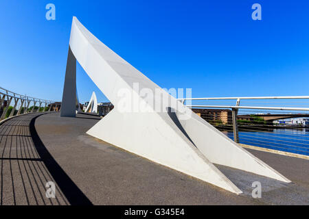 Tradeston, aussi connu sous le nom de pont de serpentin, une passerelle, traversant la rivière Clyde de Tradeston (sud) à l'Anderston (nord) Banque D'Images