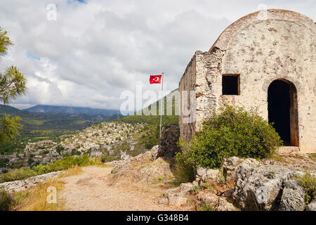 Une petite église au sommet de la ville fantôme désertée 'Turc' village de Kayakoy. Banque D'Images