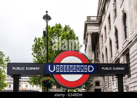 Métro de Londres Métro Public sign in Trafalgar Square Banque D'Images