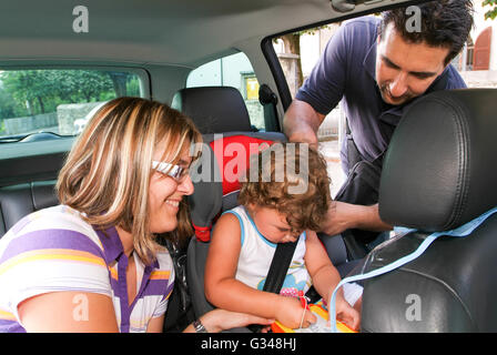 Lugano, Suisse - 13 août 2008 : les parents en prenant soin de leur fille dans une voiture Banque D'Images