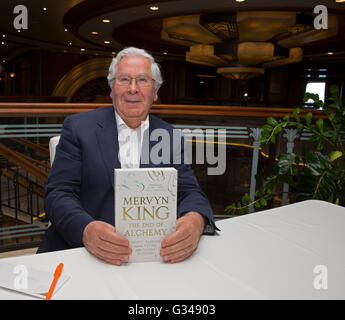 Mervyn Allister King, Baron Roi de Lothbury, ancien gouverneur de la Banque d'Angleterre livre signature à bord de la reine Elizabeth Banque D'Images