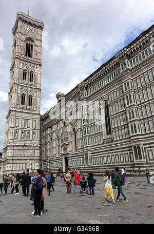 La Piazza Duomo à Florence, la coupole de Brunelleschi, le campanile de Giotto , le Baptistère de San Giovanni Banque D'Images