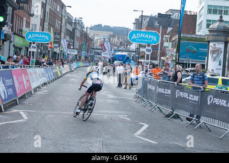 Nicola Toms de HSS Aprire Voitures de course à vélo cycline Croydon 2016 Remise en forme de matrice série Tour Banque D'Images