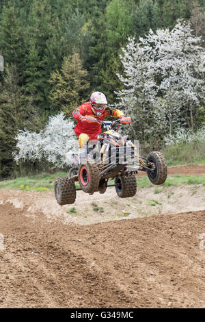 Quad rider en rouge saute Banque D'Images