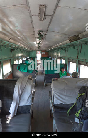 Les passagers en classe ordinaire birman transport de passagers d'un vieux train britannique à Yangon, Yangoon, Myanmar, Birmanie, Birmanie, Asie Banque D'Images