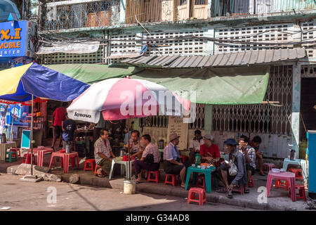 Les gens, boutiques et cafés dans une rue de Yangon, Myanmar Yangoon, Birmanie, Birmanie, Asie du Sud, Asie Banque D'Images