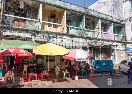 Les gens, boutiques et cafés dans une rue de Yangon, Myanmar Yangoon, Birmanie, Birmanie, Asie du Sud, Asie Banque D'Images