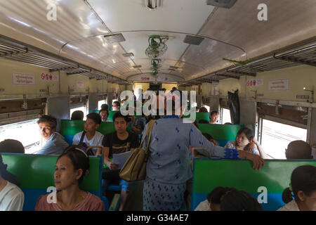 Les passagers en classe ordinaire birman transport de passagers d'un vieux train britannique en Birmanie / Myanmar Banque D'Images