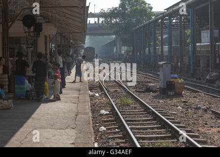 Les passagers qui attendent sur la plate-forme du train à Yangon, Myanmar, Yangon, Myanmar Yangoon, Birmanie, Birmanie, Asie du Sud, Asie Banque D'Images