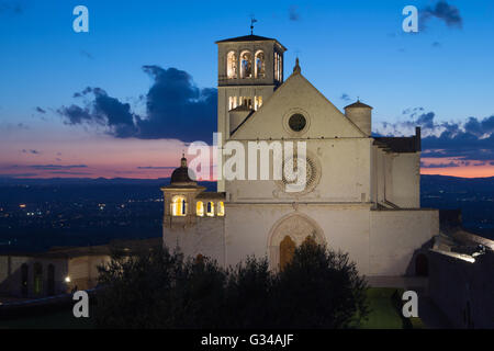 La Basilique Papale de Saint François d'assise après le coucher du soleil (Assise, Ombrie, Italie) Banque D'Images