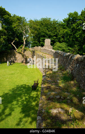 Mur de défense et la cour. Le château de Loch Leven historique près de Kinross, Scotland. Banque D'Images