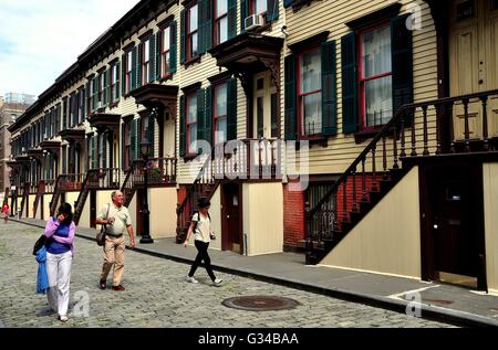 La ville de New York : 1882 maisons en bois escalier avec des portes d'entrée de sous-sol et se penche sur Sylvan Terrace Banque D'Images