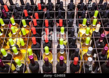 Des bouteilles de vin dans une grande caisse, Vigne, vignoble Surrau Surrau, Arzachena, Sardaigne, Italie Banque D'Images