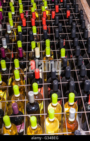 Des bouteilles de vin dans une grande caisse, Vigne, vignoble Surrau Surrau, Arzachena, Sardaigne, Italie Banque D'Images