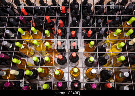 Des bouteilles de vin dans une grande caisse, Vigne, vignoble Surrau Surrau, Arzachena, Sardaigne, Italie Banque D'Images