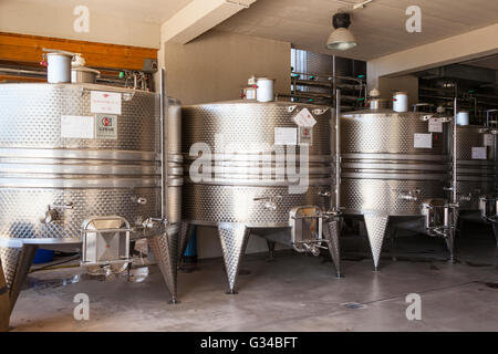 Cuves de stockage de vin, Vigne, vignoble Surrau Surrau, Arzachena, Sardaigne, Italie Banque D'Images