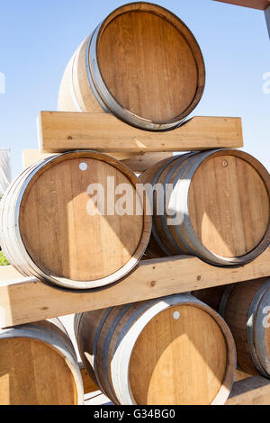 Des tonneaux de vin en dehors de Vigne Surrau, Surrau Vignoble, Arzachena, Sardaigne, Italie Banque D'Images