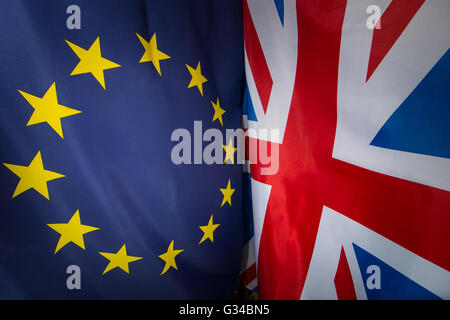 Photo du drapeau européen à côté de l'Union Jack à angle droit. Banque D'Images