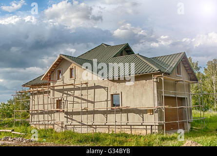 La construction ou la réparation de la maison rurale, fixation façade, l'isolation et l'utilisation de la couleur Banque D'Images
