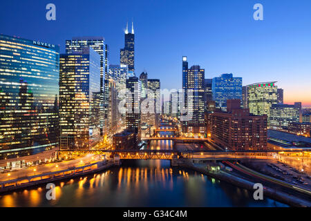 Ville de Chicago. image de centre-ville de Chicago et Chicago River avec les ponts pendant le coucher du soleil. Banque D'Images