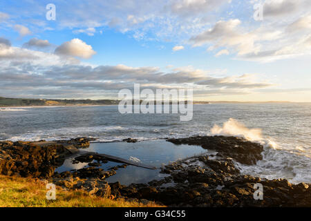 Le lever du soleil sur la piscine dans les rochers à Kiama, Côte d'Illawarra, New South Wales, Australie Banque D'Images