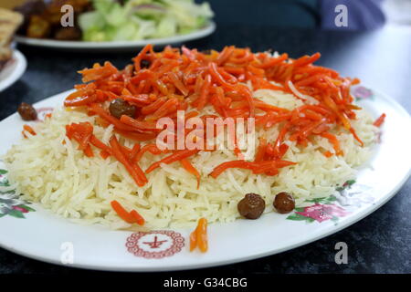La cuisine Afghane exotiques, riz aux carottes et raisins secs Banque D'Images