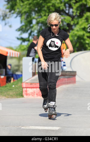 Moscou - 7 mai, 2016 : le roller agressif AZ concours de pique-nique a eu lieu au skate park en Sadovniki Zaytcev rollerblader mémoire d'Andrey décédé en 2012 Banque D'Images