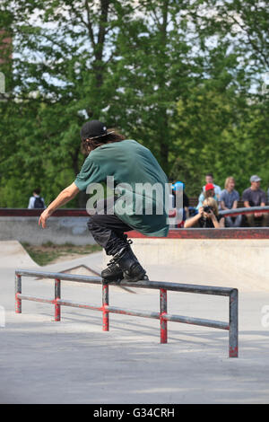 Moscou - 7 mai, 2016 : le roller agressif AZ concours de pique-nique a eu lieu au skate park en Sadovniki Zaytcev rollerblader mémoire d'Andrey décédé en 2012 Banque D'Images