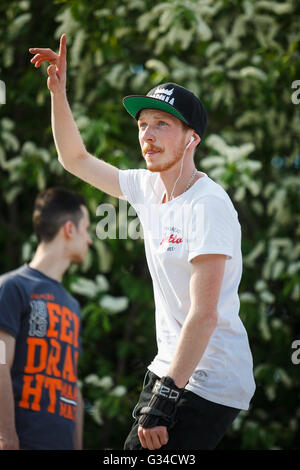 Moscou - 7 mai, 2016 : le roller agressif AZ concours de pique-nique a eu lieu au skate park en Sadovniki Zaytcev rollerblader mémoire d'Andrey décédé en 2012 Banque D'Images