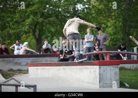 Moscou - 7 mai, 2016 : le roller agressif AZ concours de pique-nique a eu lieu au skate park en Sadovniki Zaytcev rollerblader mémoire d'Andrey décédé en 2012 Banque D'Images