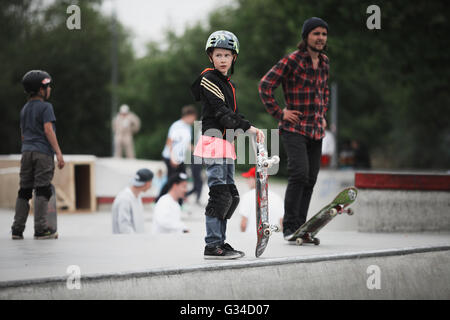 Moscou - 15 MAI 2016 : concours de skate de rue par Levi's et Traektoriya boardshop. Équitation patineurs skate park béton Sadovniki Banque D'Images