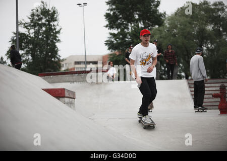 Moscou - 15 MAI 2016 : concours de skate de rue par Levi's et Traektoriya boardshop. Équitation patineurs skate park béton Sadovniki Banque D'Images