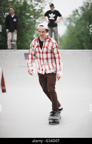 Moscou - 15 MAI 2016 : concours de skate de rue par Levi's et Traektoriya boardshop. Équitation patineurs skate park béton Sadovniki Banque D'Images