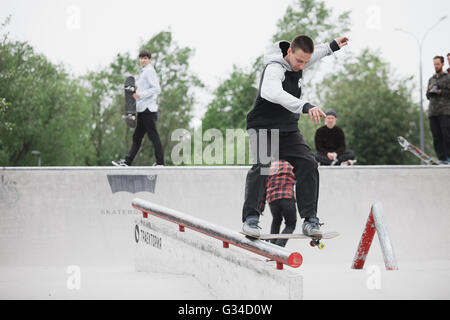 Moscou - 15 MAI 2016 : concours de skate de rue par Levi's et Traektoriya boardshop. Équitation patineurs skate park béton Sadovniki Banque D'Images